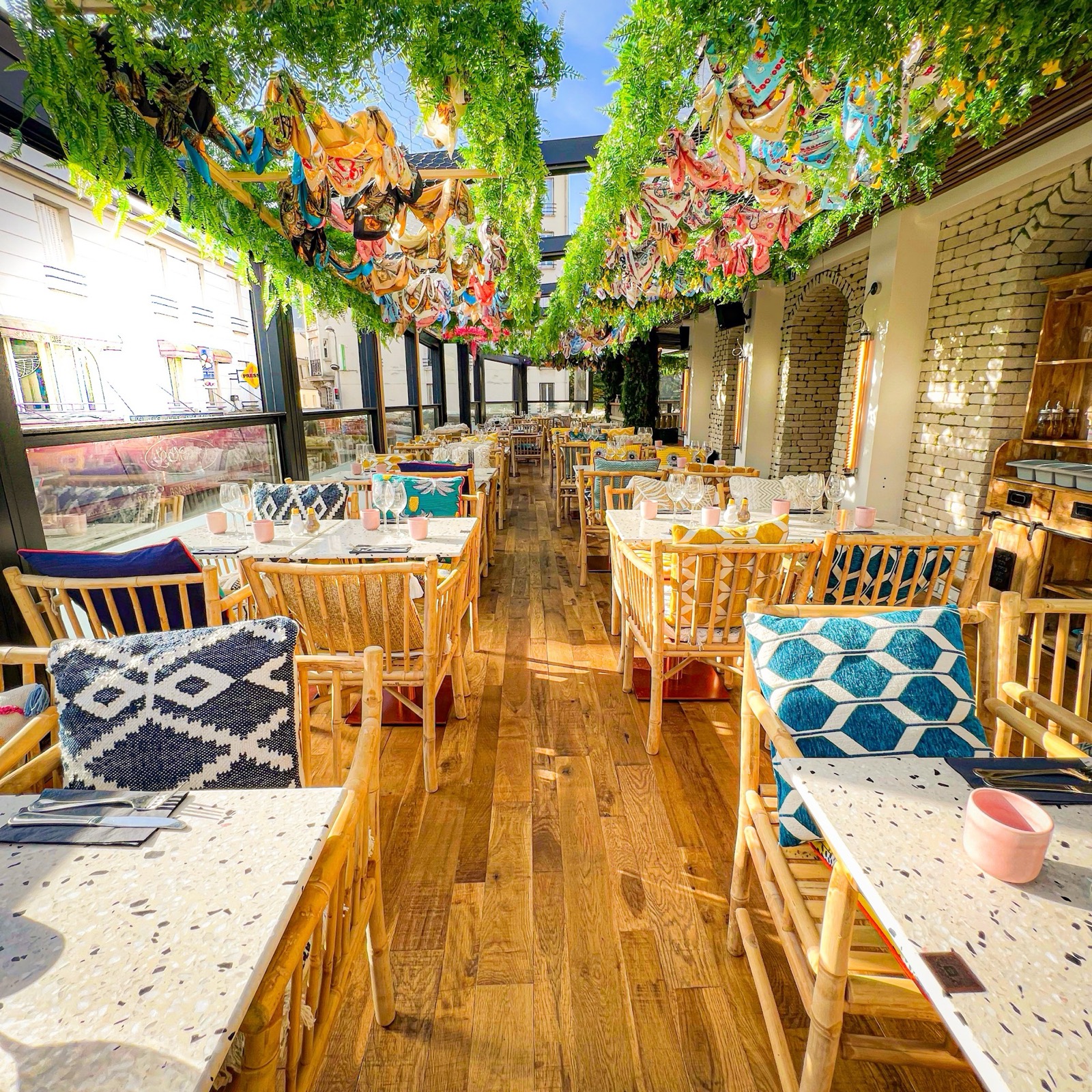 La table, à droite — la pergola dans la longueur